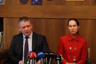 Rektorka Akadémie PZ Lucia Kurilovská o odstúpení nerozmýšľa, minister vnútra Roman Mikulec si však myslí, že by odstúpiť mala.