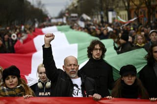  Ľudia nesú obrovskú maďarskú vlajku počas osláv 175. výročia vypuknutia revolúcie z rokov 1848–49 a vojny za nezávislosť proti habsburskej vláde v Budapešti 