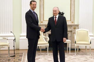 Ruský prezident Vladimir Putin (vpravo) a sýrky prezident Bašár Asad pózujú počas stretnutia v Moskve.
