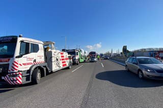 Na D1 pri Zelenči v smere do Bratislavy sa zrazili tri kamióny.