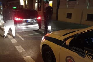 Policajti v Trenčíne zastavili auto taxislužby, ktorého vodič mal v tele takmer všetky drogy.