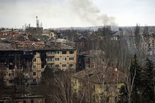 Dym stúpa počas ťažkých bojov medzi ukrajinskou a ruskou armádou v meste Bachmut v Doneckej oblasti na východe Ukrajiny.