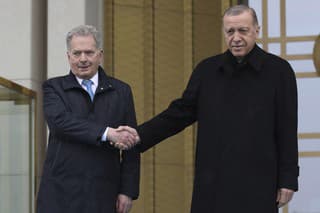 Fínsky prezident Sauli Niinistö (vľavo) a turecký prezident Recep Tayyip Erdogan si podávajú ruky počas uvítacej ceremónie v Ankare v piatok 17. marca 2023. Fínsky prezident v piatok ukončil návštevu Turecka. 