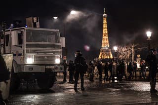 Nepokoje boli v Paríži aj v ďalších mestách.

