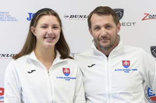 Fedcupový kapitán Matej Lipták (vpravo) a Renáta Jamrichová (vľavo)