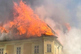 Požiar v historickom centre Banskej Štiavnice sa postupne rozširuje na okolité budovy.