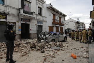 V obci Machala sa zrútil dvojpodlažný dom skôr, ako sa jeho obyvatelia stihli evakuovať.