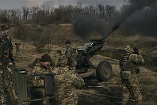 Ukrajinskí vojaci strieľajú zo samohybnej húfnice na ruské pozície pri meste Bachmut.