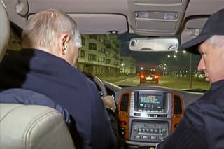 Putin jazdil po meste v noci.

