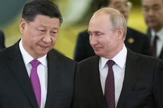 - Na archívnej snímke z 5. júna 2019 čínsky prezident Si Ťin-pching (vľavo) a ruský prezident Vladimir Putin