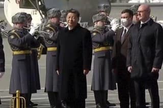 Na videosnímke čínsky prezident Si Ťin-pching stojí na červenom koberci počas uvítacej ceremónie na vládnom letisku Vnukovo 2 na predmestí Moskvy v pondelok 20. marca 2023.
