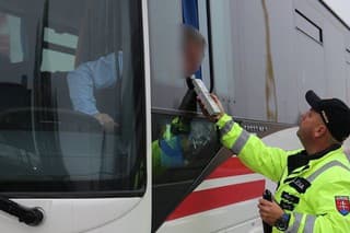 Polícia zastavila vodiča autobusu, nafúkal dve promile alkoholu