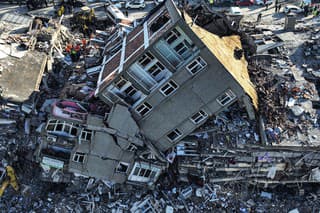 Po ničivom zemetrasení zomrelo viac ako 30 000 ľudí