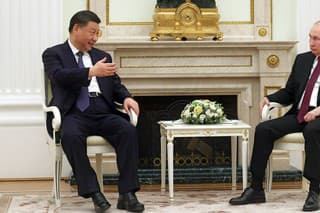 Vpravo ruský prezident Vladimir Putin a vľavo čínsky prezident Si Ťin-pching na spoločnom stretnutí.