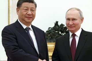 Na snímke ruský prezident Vladimir Putin a najvyšší čínsky predstaviteľ Si Ťin-pching počas stretnutia v Kremli.