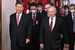 Ruský prezident Vladimir Putin a čínsky prezident Si Ťin-pching prichádzajú na spoločné rozhovory 21. marca 2023 v Moskve.