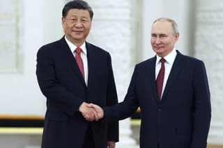 Ruský prezident Vladimir Putin (vpravo) a čínsky prezident Si Ťin-pching si podávajú ruky počas uvítacieho ceremoniálu 21. marca 2023 v Moskve.