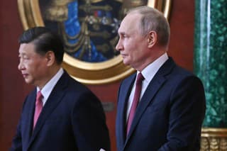 Ruský prezident Vladimir Putin (vpravo) a čínsky prezident Si Ťin-pching prichádzajú podpísať dokumenty o strategickej spolupráci po spoločných rozhovoroch.