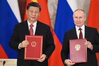Ruský prezident Vladimir Putin (vpravo) a čínsky prezident Si Ťin-pching pózujú po podpísaní dokumentov o strategickej spolupráci.