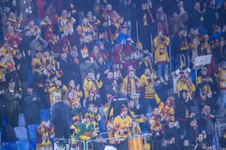 Fanúšikovia Trenčína povzbudzujú počas zápasu 34. kola Tipos extraligy HK Dukla Trenčín - HKM Zvolen pod holým nebom na ploche Národného futbalového štadióna na hokejovom podujatí Kaufland Winter Games v Bratislave.