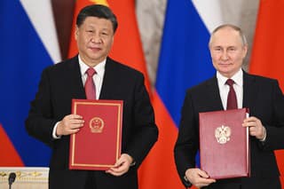 Ruský prezident Vladimir Putin a čínsky prezident Si Ťin-pching pózujú po podpísaní dokumentov o strategickej spolupráci.
