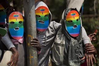 Na archívnej snímke (2014) kenskí gejovia a lesbičky počas protestu proti tvrdému postoju Ugandy voči homosexualite na znak solidarity so svojimi kolegami v Nairobi.