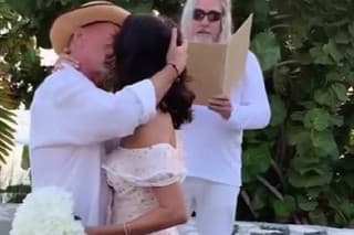 Bruce Willis a manželka Emma obnovujú svoj svadobný sľub