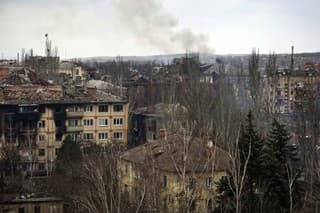 Dym stúpa počas ťažkých bojov medzi ukrajinskou a ruskou armádou v meste Bachmut v Doneckej oblasti na východe Ukrajiny.