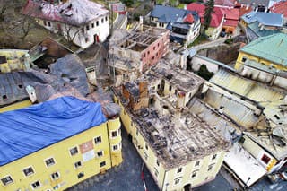 Zničená strecha na Berggerichte bola prekrytá ako prvá.