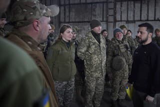 Ukrajinský prezident Volodymyr Zelenskyj (uprostred) sa rozpráva s ukrajinskými vojakmi na fronte neďaleko mesta Bachmut v Doneckej oblasti 