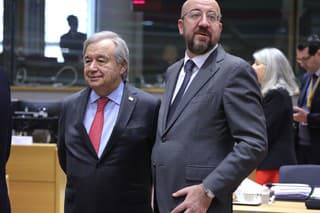Generálny tajomník OSN António Guterres (vľavo) a predseda Európskej rady Charles Michel počas dvojdňového summitu EÚ v budove Európskej rady v Bruseli.