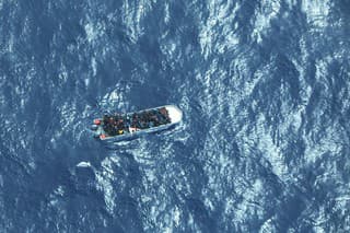 Prepravovanie migrantov na člnoch má často tragické následky (ilustračné foto).