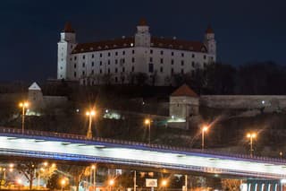 Bratislavský hrad sa zahalil do tmy. 