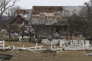 Niekoľko tornád a ničivá zimná búrka zasiahli Texas a ďalšie americké štáty