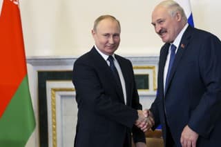 Ruský prezident Vladimir Putin (vľavo) a bieloruský prezident Alexander Lukašenko si podávajú ruky počas stretnutia v ruskom Petrohrade v sobotu 25. júna 2022.
