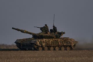Ukrajinskí vojaci sa vezú na tanku na fronte v meste Bachmut v Doneckej oblasti na východe Ukrajiny.