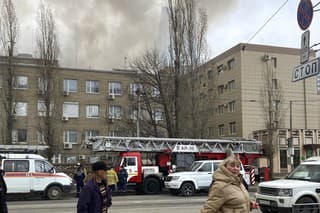 Moskvin v čase výbuchu nachádzal len niekoľko metrov od vozidla a utrpel ľahký otras mozgu.