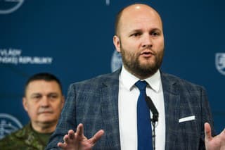 Minister obrany SR Jaroslav Naď (v popredí).