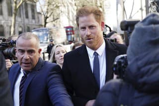 Britský princ Harry prichádza na londýnsky najvyšší súd, aby sa zúčastnil na predbežnom pojednávaní s vydavateľstvom Associated Newspapers.