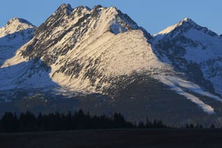 Pohľad na Vysoké Tatry od obce Šuňava, okres Poprad, vľavo Furkotský štít, uprostred Soliskový hrebeň a vpravo Štrbský štít.