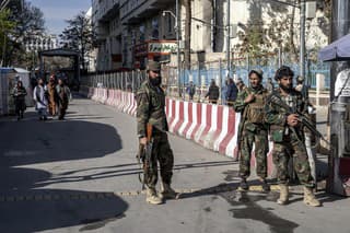 Bojovníci afganského militantného hnutia Taliban hliadkujú po atentáte, ku ktorému došlo neďaleko sídla afganského ministerstva zahraničných vecí v metropole Kábul.