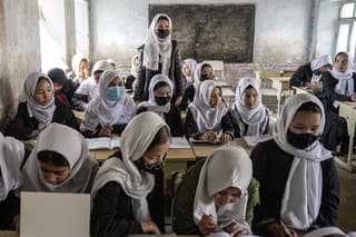 Afganistan je jedinou krajinou na svete, kde dievčatá nesmú chodiť na strednú školu. 