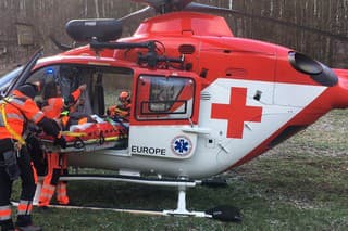 Zraneného pilčíka do nemocnice ho odviezol vrtuľník