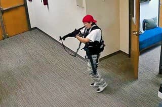Takto zachytili útočníčku kamery v škole.