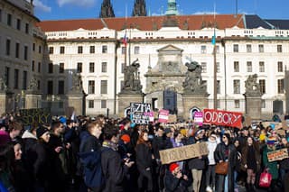 Zamestnanci a študenti vysokých škôl počas protestu pred Pražským hradom.