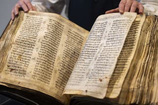 Jeden z najstarších zachovaných biblických rukopisov sa bude dražiť v newyorskej aukčnej sieni Sotheby's.