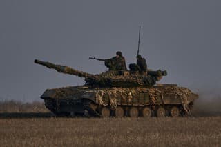 Ukrajinskí vojaci sa vezú na tanku na fronte v meste Bachmut v Doneckej oblasti.
