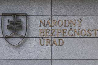 Na snímke tabuľa s nápisom na budove, v ktorej sídli Národný bezpečnostný úrad (NBÚ) na Budatínskej ulici v Bratislave.