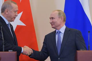 V sobotu Kremeľ oznámil, že Putin a Erdogan spolu počas telefonátu hovorili o spoločných strategických projektoch.