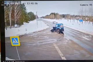 Snažil sa obehnúť pomalý traktor, dopadlo do katastrofou. Toto sa nevypláca!
